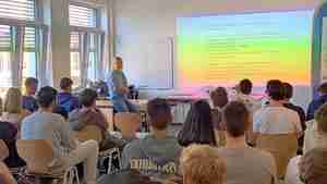 NDR-Redakteurin Annette Deutskens gibt den Schülern Einblicke in ihre Arbeit.