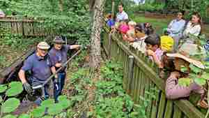 Die Hänigser Teerkerle schöpfen vor den Augen der Kinder Erdöl ab.