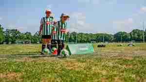 Die Kinder können beim Fußballcamp zusammen trainieren, kicken und Spaß haben.