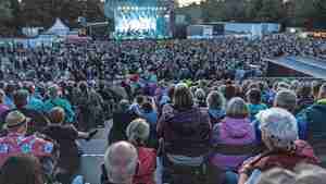Die Band Santiano rockt in Burgdorf: Über 4500 Fans sind zu dem Open-Air-Konzert auf dem Schützenplatz gekommen.