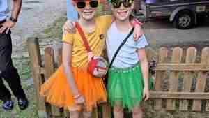 Greta Meinköhn und  Lara Hormann vom  Spielmannszug Schillerslage haben sich als Fanta und  Sprite verkleidet.