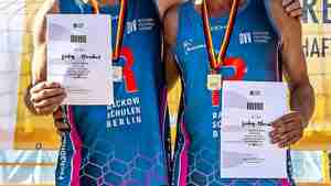 Franz Gründing (links) und Ingo Pfersdorf haben die Deutsche Meisterschaft im Beachvolleyball der Altersklasse Ü64 gewonnen.