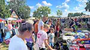 Viele Besucher sind zum Stöbern und Feilschen auf die Bürgerwiese in Sorgensen gekommen.