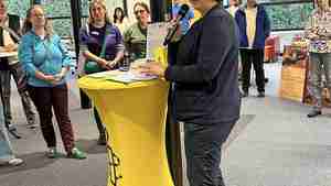 Die stellvertretende Bürgermeisterin Andrea Buhndorf (SPD) hält ein Grußwort.