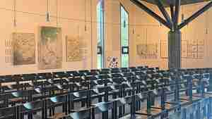 Die Werke von Michaela Hanemann hängen jetzt in der Kapelle auf dem Stadtfriedhof am Niedersachsenring.