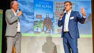 Der Vorsitzende der Stadtsparkasse Burgdorf Heiko Nebel (rechts) begrüßt Sven Plöger beim Burgdorfer Wirtschaftsforum.