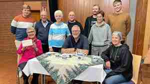 Matthias Schorr (3. von links) und Dagmar Bock (4. von links) überreichen die Spende an die VVV-Theatergruppe.