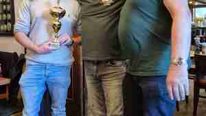 Burgdorfs Schützenchef Jörg Hoppe (rechts) und sein Stellvertreter Georg Rieger (links) nehmen von Dirk Ginsberg, dem Vorsitzenden des Schützenvereins Calbe, den Wanderpokal entgegen.