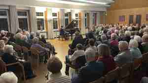 Der Saal im Burgdorfer Schloss ist bis auf den letzten Platz besetzt, als Pianist Haiou Zhang in die Tasten greift.