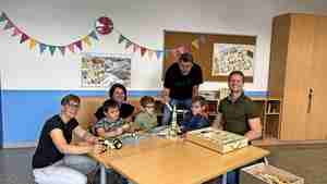 Der Förderverein der Ingo-Siegner-Grundschule hat für den Unterricht und den offenen Ganztagsbereich einen Join-Clips-Turm zum Bauen und Tüfteln spendiert.