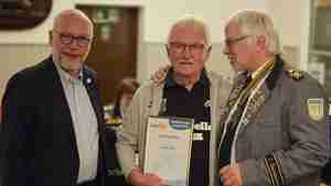 Carsten Elges (links) und Jörg Hoppe bedanken sich bei Hans-Joachim Brauer (Mitte) für sein Engagement.