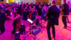 Viele Besucher tanzen zur Musik der Party-Band Red Pepper.