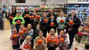 Eine Gruppe vom Kinderschutzbund hat Kürbisse kreativ gestaltet.