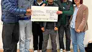 Freuen sich über den ersten Platz: Lasse (von links), Joah, Lendrit, Ghayoor, Kia und ihre Lehrerin Dagmar Köhler.