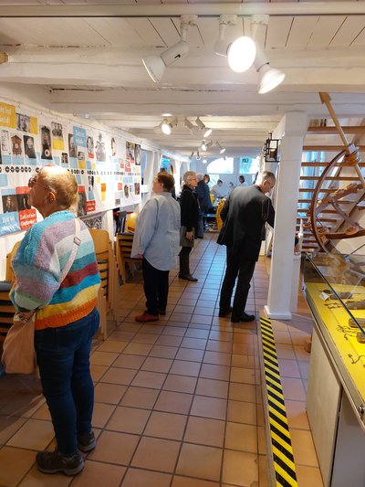 Foto 1 Besucher in der Zeit-Ausstellung