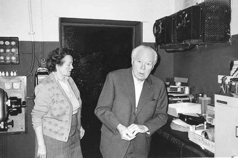 Foto 5 - Elisabeth und Wilhelm Hahne im Vorführraum ihres Kinos