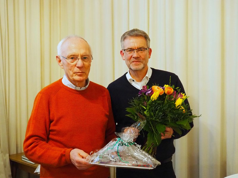 Jörg Krahl (rechts) verabschiedet Werner Bella als Kassenwart