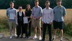 Prämierte Teilnehmer 2025 von links nach rechts Moritz Henke, Mieke Bollmeier, Lisa Thomas, Oskar Beez, Bela Viereck, Michel Gatzke