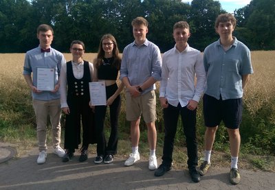 Prämierte Teilnehmer 2025 von links nach rechts Moritz Henke, Mieke Bollmeier, Lisa Thomas, Oskar Beez, Bela Viereck, Michel Gatzke