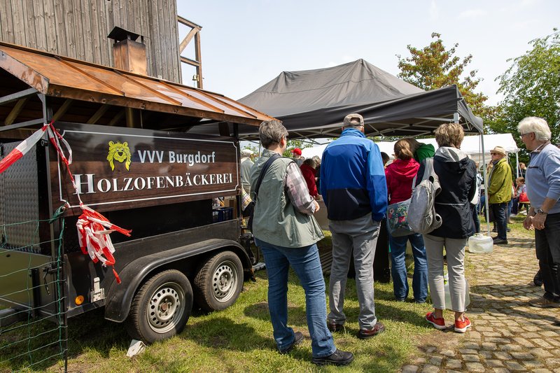 Schlange an der VVV-Holfofenbäckerei