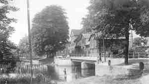 Spielende Kinder an der Aue 1923