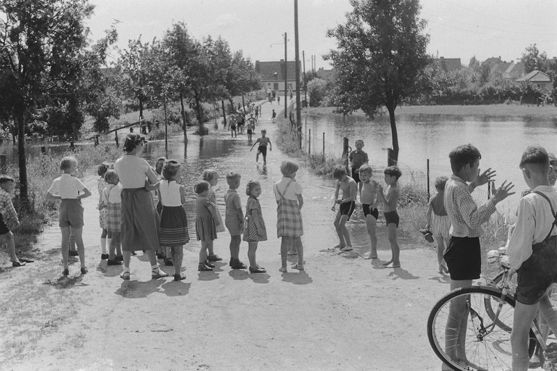Spielende Kinder an der Aue 1956 (1)