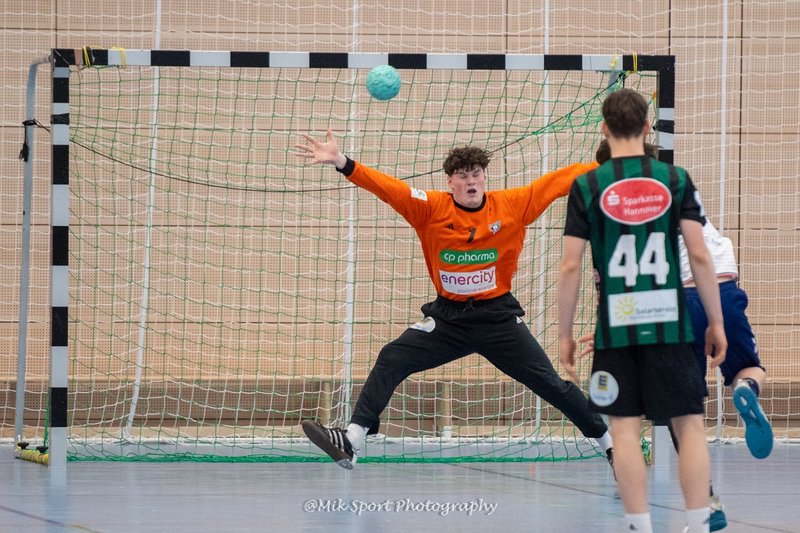 Torwart Thorben Skerhutt in Aktion