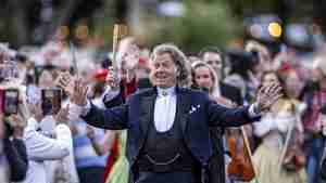 Waltz the Night Away!_Credit_Andre Rieu Productions_Piece of Magic Entertainment (3)