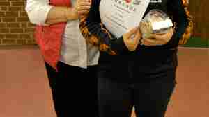 Kreisdamenleiterin Birgit Winter (links) gratuliert Daniela Schluckebier-Resse vom TSV Wettmar zu ihren Erfolgen bei den Schießwettbewerben.