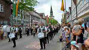 Viele Besucher säumen den Straßenrand, als am Sonntag der große Festumzug durch die Innenstadt zieht.